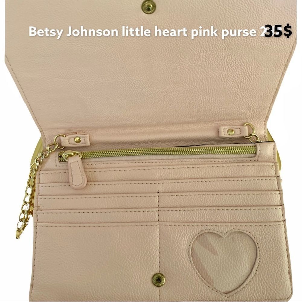 BETSEY JOHNSONS Light pink heart detail small gold chain purse. - Picture 4 of 9